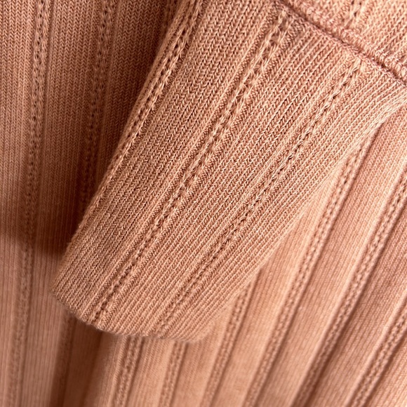 Ces Femme Women’s pale peach/apricot lightweight V neck sweater, size large - Picture 7 of 7